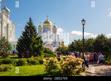 DIVEVO, RUSSLAND - 25. AUGUST 2019: Dreifaltigkeitskathedrale des Klosters Trinity Seraphim-Diveevo im Dorf Taucho Stockfoto