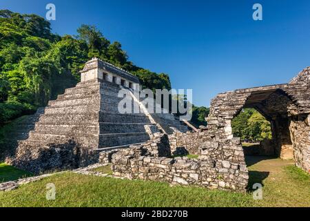 Templo de las Inscriptiones, von der Passage im El Palacio, Maya Ruinen auf Palenque archäologische Stätte, Chiapas, Mexiko Stockfoto