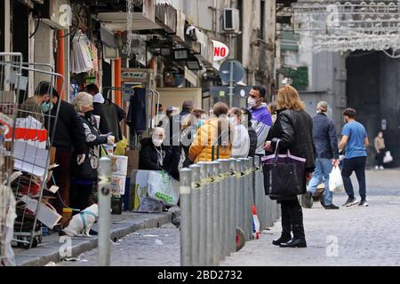 Neapel, Italien. April 2020. Neapel Coronavirus Menschen auf der Straße in der Via Vergini (napolipress/Fotogramma, Neapel - 2020-04-06) p.s. la foto e' utilizzabile nel rispetto del contesto in cui e' stata scattata, e senza intento diffamatorio del decoro delle persone rappresentate: Independent Photo Agency Live Srl/Alamy News Stockfoto