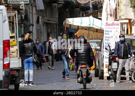 Neapel, Italien. April 2020. Neapel Coronavirus Menschen auf der Straße in der Via Vergini (napolipress/Fotogramma, Neapel - 2020-04-06) p.s. la foto e' utilizzabile nel rispetto del contesto in cui e' stata scattata, e senza intento diffamatorio del decoro delle persone rappresentate: Independent Photo Agency Live Srl/Alamy News Stockfoto