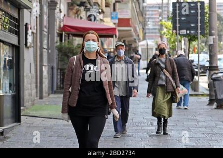 Neapel, Italien. April 2020. Neapel Coronavirus Menschen auf der Straße in Via Foria (napolipress/Fotogramma, Neapel - 2020-04-06) p.s. la foto e' utilizzzabile nel rispetto del contesto in cui e' stata scattata, e senza intento diffamatorio del decoro delle persone rappresentate: Independent Photo Agency Live Srl/Alamy News Stockfoto