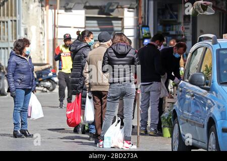 Neapel, Italien. April 2020. Neapel Coronavirus Menschen auf der Straße in Borgo Sant'Antonio (napolipress/Fotogramma, Neapel - 2020-04-06) p.s. la foto e' utilizzzabile nel rispetto del contesto in cui e' stata scattata, e senza intento diffamatorio del decoro delle person rappresentate: Credit Live Agency Srl/Alamy Allamy Stockfoto