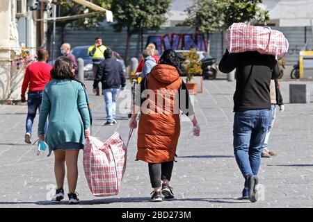 Neapel, Italien. April 2020. Neapel Coronavirus Menschen auf der Straße in Porta Capuana (napolipress/Fotogramma, Neapel - 2020-04-06) p.s. la foto e' utilizzabile nel rispetto del contesto in cui e' stata scattata, e senza intento diffamatorio del decoro delle persone rappresentate: Independent Photo Agency Srl/Alamy News Stockfoto