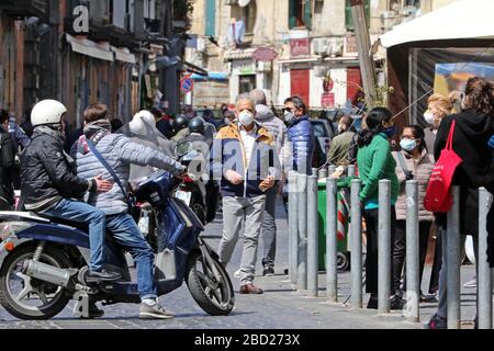 Neapel, Italien. April 2020. Neapel Coronavirus Menschen auf der Straße in der Via Vergini (napolipress/Fotogramma, Neapel - 2020-04-06) p.s. la foto e' utilizzabile nel rispetto del contesto in cui e' stata scattata, e senza intento diffamatorio del decoro delle persone rappresentate: Independent Photo Agency Live Srl/Alamy News Stockfoto