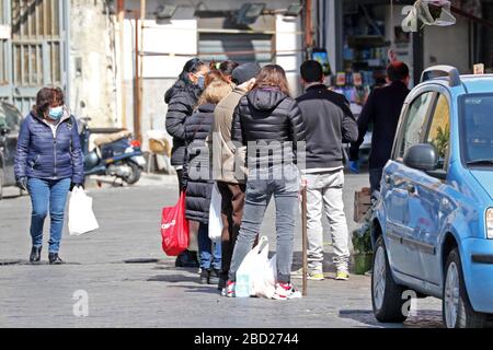 Neapel, Italien. April 2020. Neapel Coronavirus Menschen auf der Straße in Borgo Sant'Antonio (napolipress/Fotogramma, Neapel - 2020-04-06) p.s. la foto e' utilizzzabile nel rispetto del contesto in cui e' stata scattata, e senza intento diffamatorio del decoro delle person rappresentate: Credit Live Agency Srl/Alamy Allamy Stockfoto