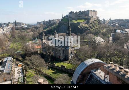 Blick auf die St Cuthbert Parish Church und das Edinburgh Castle. Stockfoto