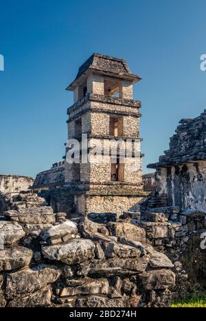 Aussichtsturm El Palacio, Maya Ruinen, in archäologischen Stätte Palenque, Chiapas, Mexiko Stockfoto