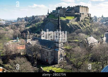 Blick auf die St Cuthbert Parish Church und das Edinburgh Castle. Stockfoto