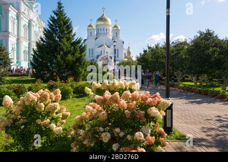 DIVEVO, RUSSLAND - 25. AUGUST 2019: Dreifaltigkeitskathedrale des Klosters Trinity Seraphim-Diveevo im Dorf Taucho Stockfoto