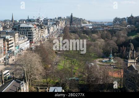 Blick auf die Princes Street und die West Princes Street Gardens, Edinburgh, Schottland. Stockfoto