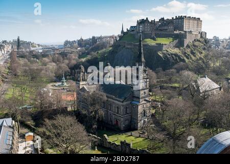 Blick auf die St Cuthbert Parish Church und das Edinburgh Castle. Stockfoto