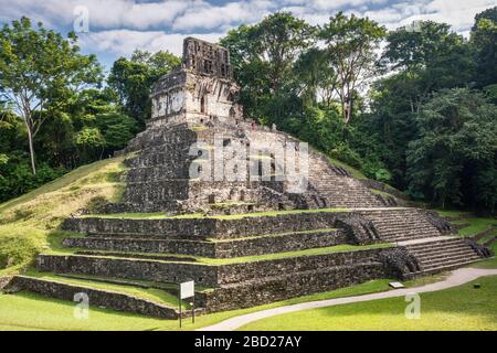 Templo de la Cruz, Dachkamm oben, Grupo de la Cruz, teilweise im tropischen Regenwald ausgegraben, Palenque archäologische Stätte, Chiapas, Mexiko Stockfoto