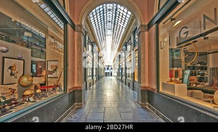 Brüssel, Belgien - 05. April 2020: Die Royale Galerie Saint Hubert in Brüssel ohne Menschen während der Zeit der Einschließung. Stockfoto