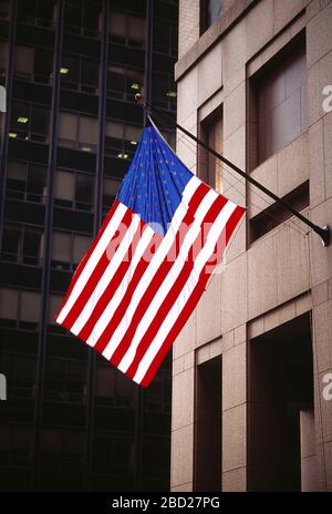 USA. New York. Manhattan. Sterne und Streifen auf dem Fahnenmast auf der Gebäudeseite. Stockfoto