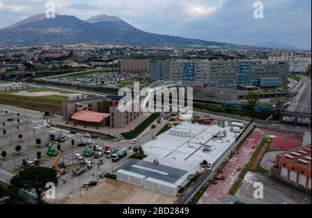 Neapel, Italien. April 2020. Neapel, der Bereich, der für die Ankunft der 57 LKWs bereit ist, die Padua verlassen, erwartet für diesen Abend für den Bau der Fertigkonstruktion, die Patienten mit Coronavirus Covid 19 gewidmet ist und die im Parkbereich des Krankenhauses von Mare gebaut werden soll. Das Krankenhaus verfügt über 72 Betten in drei Modulen mit je 24 Betten, die in Rekordzeit gebaut sind. Kredit: Unabhängige Foto-Agentur Srl/Alamy Live News Stockfoto