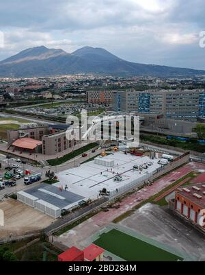 Neapel, Italien. April 2020. Neapel, der Bereich, der für die Ankunft der 57 LKWs bereit ist, die Padua verlassen, erwartet für diesen Abend für den Bau der Fertigkonstruktion, die Patienten mit Coronavirus Covid 19 gewidmet ist und die im Parkbereich des Krankenhauses von Mare gebaut werden soll. Das Krankenhaus verfügt über 72 Betten in drei Modulen mit je 24 Betten, die in Rekordzeit gebaut sind. Kredit: Unabhängige Foto-Agentur Srl/Alamy Live News Stockfoto