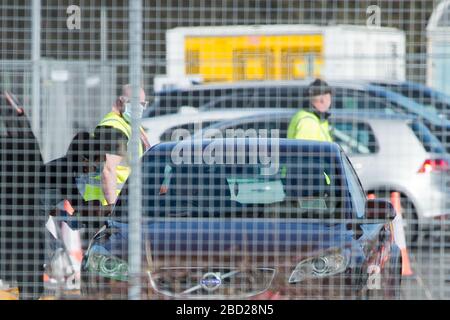 Glasgow, Großbritannien. April 2020. Abbildung: Die mobile Testanlage Coronavirus (COVID-19) am Langzeitparkplatz des Flughafens Glasgow wurde in ein mobiles Testzentrum für Drive-Thru-Tests umgewandelt, um die Reaktion der schottischen Regierungen Covid-19-Pandemie zu unterstützen. Die Coronavirus (COVID-19)-Pandemie hat Großbritannien schwer getroffen, mit neuesten Zahlen zum 5. April 2020: Insgesamt wurden 23.143 Menschen in Schottland getestet. Davon: 19.437 Tests wurden negativ bestätigt; 3.706 Tests waren positiv; 220 Patienten, die positiv getestet wurden, sind gestorben. Kredit: Colin Fisher/Alamy Live News Stockfoto