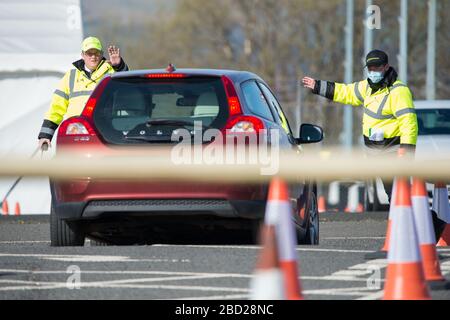 Glasgow, Großbritannien. April 2020. Abbildung: Die mobile Testanlage Coronavirus (COVID-19) am Langzeitparkplatz des Flughafens Glasgow wurde in ein mobiles Testzentrum für Drive-Thru-Tests umgewandelt, um die Reaktion der schottischen Regierungen Covid-19-Pandemie zu unterstützen. Die Coronavirus (COVID-19)-Pandemie hat Großbritannien schwer getroffen, mit neuesten Zahlen zum 5. April 2020: Insgesamt wurden 23.143 Menschen in Schottland getestet. Davon: 19.437 Tests wurden negativ bestätigt; 3.706 Tests waren positiv; 220 Patienten, die positiv getestet wurden, sind gestorben. Kredit: Colin Fisher/Alamy Live News Stockfoto