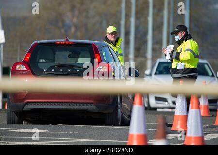 Glasgow, Großbritannien. April 2020. Abbildung: Die mobile Testanlage Coronavirus (COVID-19) am Langzeitparkplatz des Flughafens Glasgow wurde in ein mobiles Testzentrum für Drive-Thru-Tests umgewandelt, um die Reaktion der schottischen Regierungen Covid-19-Pandemie zu unterstützen. Die Coronavirus (COVID-19)-Pandemie hat Großbritannien schwer getroffen, mit neuesten Zahlen zum 5. April 2020: Insgesamt wurden 23.143 Menschen in Schottland getestet. Davon: 19.437 Tests wurden negativ bestätigt; 3.706 Tests waren positiv; 220 Patienten, die positiv getestet wurden, sind gestorben. Kredit: Colin Fisher/Alamy Live News Stockfoto