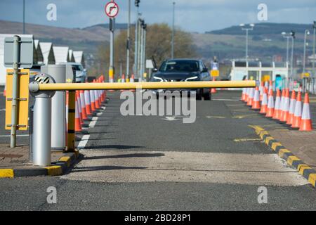 Glasgow, Großbritannien. April 2020. Abbildung: Die mobile Testanlage Coronavirus (COVID-19) am Langzeitparkplatz des Flughafens Glasgow wurde in ein mobiles Testzentrum für Drive-Thru-Tests umgewandelt, um die Reaktion der schottischen Regierungen Covid-19-Pandemie zu unterstützen. Die Coronavirus (COVID-19)-Pandemie hat Großbritannien schwer getroffen, mit neuesten Zahlen zum 5. April 2020: Insgesamt wurden 23.143 Menschen in Schottland getestet. Davon: 19.437 Tests wurden negativ bestätigt; 3.706 Tests waren positiv; 220 Patienten, die positiv getestet wurden, sind gestorben. Kredit: Colin Fisher/Alamy Live News Stockfoto