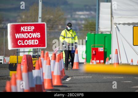 Glasgow, Großbritannien. April 2020. Abbildung: Die mobile Testanlage Coronavirus (COVID-19) am Langzeitparkplatz des Flughafens Glasgow wurde in ein mobiles Testzentrum für Drive-Thru-Tests umgewandelt, um die Reaktion der schottischen Regierungen Covid-19-Pandemie zu unterstützen. Die Coronavirus (COVID-19)-Pandemie hat Großbritannien schwer getroffen, mit neuesten Zahlen zum 5. April 2020: Insgesamt wurden 23.143 Menschen in Schottland getestet. Davon: 19.437 Tests wurden negativ bestätigt; 3.706 Tests waren positiv; 220 Patienten, die positiv getestet wurden, sind gestorben. Kredit: Colin Fisher/Alamy Live News Stockfoto