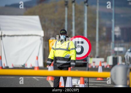 Glasgow, Großbritannien. April 2020. Abbildung: Die mobile Testanlage Coronavirus (COVID-19) am Langzeitparkplatz des Flughafens Glasgow wurde in ein mobiles Testzentrum für Drive-Thru-Tests umgewandelt, um die Reaktion der schottischen Regierungen Covid-19-Pandemie zu unterstützen. Die Coronavirus (COVID-19)-Pandemie hat Großbritannien schwer getroffen, mit neuesten Zahlen zum 5. April 2020: Insgesamt wurden 23.143 Menschen in Schottland getestet. Davon: 19.437 Tests wurden negativ bestätigt; 3.706 Tests waren positiv; 220 Patienten, die positiv getestet wurden, sind gestorben. Kredit: Colin Fisher/Alamy Live News Stockfoto