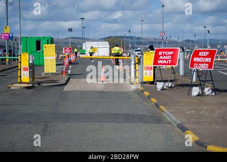 Glasgow, Großbritannien. April 2020. Abbildung: Die mobile Testanlage Coronavirus (COVID-19) am Langzeitparkplatz des Flughafens Glasgow wurde in ein mobiles Testzentrum für Drive-Thru-Tests umgewandelt, um die Reaktion der schottischen Regierungen Covid-19-Pandemie zu unterstützen. Die Coronavirus (COVID-19)-Pandemie hat Großbritannien schwer getroffen, mit neuesten Zahlen zum 5. April 2020: Insgesamt wurden 23.143 Menschen in Schottland getestet. Davon: 19.437 Tests wurden negativ bestätigt; 3.706 Tests waren positiv; 220 Patienten, die positiv getestet wurden, sind gestorben. Kredit: Colin Fisher/Alamy Live News Stockfoto