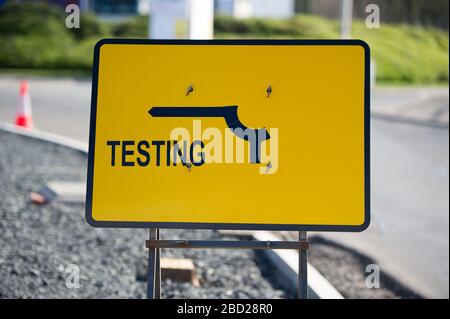 Glasgow, Großbritannien. April 2020. Abbildung: Die mobile Testanlage Coronavirus (COVID-19) am Langzeitparkplatz des Flughafens Glasgow wurde in ein mobiles Testzentrum für Drive-Thru-Tests umgewandelt, um die Reaktion der schottischen Regierungen Covid-19-Pandemie zu unterstützen. Die Coronavirus (COVID-19)-Pandemie hat Großbritannien schwer getroffen, mit neuesten Zahlen zum 5. April 2020: Insgesamt wurden 23.143 Menschen in Schottland getestet. Davon: 19.437 Tests wurden negativ bestätigt; 3.706 Tests waren positiv; 220 Patienten, die positiv getestet wurden, sind gestorben. Kredit: Colin Fisher/Alamy Live News Stockfoto