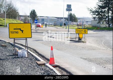 Glasgow, Großbritannien. April 2020. Abbildung: Die mobile Testanlage Coronavirus (COVID-19) am Langzeitparkplatz des Flughafens Glasgow wurde in ein mobiles Testzentrum für Drive-Thru-Tests umgewandelt, um die Reaktion der schottischen Regierungen Covid-19-Pandemie zu unterstützen. Die Coronavirus (COVID-19)-Pandemie hat Großbritannien schwer getroffen, mit neuesten Zahlen zum 5. April 2020: Insgesamt wurden 23.143 Menschen in Schottland getestet. Davon: 19.437 Tests wurden negativ bestätigt; 3.706 Tests waren positiv; 220 Patienten, die positiv getestet wurden, sind gestorben. Kredit: Colin Fisher/Alamy Live News Stockfoto