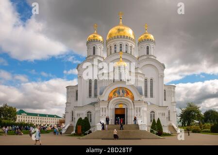 DIVEVO, RUSSLAND - 25. AUGUST 2019: Kathedrale zur Verklärung im Kloster Trinity Seraphim-Diveevo im Dorf Taucho Stockfoto