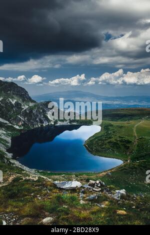 Schöner See hoch in den Bergen. Stockfoto