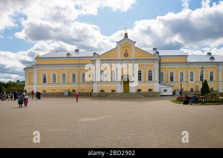 DIVEVO, RUSSLAND - 25. AUGUST 2019: Kirche von Alexander Newski im Kloster Trinity Seraphim-Diveevo Stockfoto