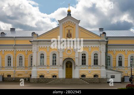 DIVEVO, RUSSLAND - 25. AUGUST 2019: Kirche von Alexander Newski im Kloster Trinity Seraphim-Diveevo Stockfoto