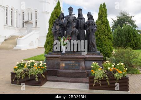 DIVEVO, RUSSLAND - 25. AUGUST 2019: Denkmal für die Familie des letzten russischen Kaiser Nikolaus II. Romanow im Heiligen Trinity-Saint Seraphim-Diveyevo Kloster in Stockfoto