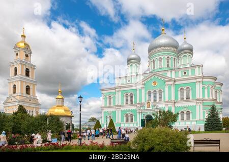 DIVEVO, RUSSLAND - 25. AUGUST 2019: Dreifaltigkeitskathedrale des Klosters Trinity Seraphim-Diveevo im Dorf Taucho Stockfoto