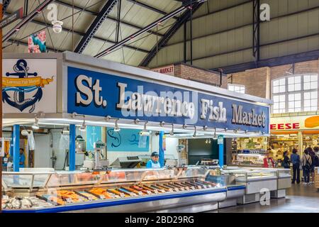 Toronto, Kanada - 22. August 2018: Fischmarkt-Fischhändler in St. Lawrence Market im Südgebäude des St Lawrence Market, der frische Meeresfrüchte in der Innenstadt von Toronto, Ontario, Kanada verkauft Stockfoto