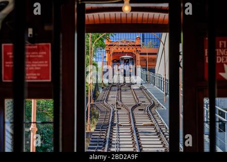 Angels Flug am 09.03.2019 in Los Angeles. Standseilbahn im Distrikt Bunker Hill im Stadtzentrum von Los Angeles, Kalifornien. Es verfügt über zwei Standseilbahnen, Olivet und Sinai, die in entgegengesetzter Richtung auf einer gemeinsamen Seilbahn fahren..Bild von Julie Edwards Stockfoto