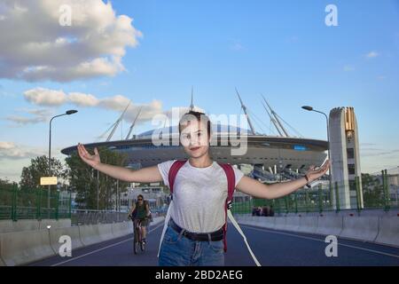 Touristin mit Rucksack oder Studentin vor dem Hintergrund von Attraktionen fotografiert. Stockfoto