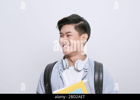 Portrait junger asiatischer Studenten, die Bücher über weißem Hintergrund halten Stockfoto