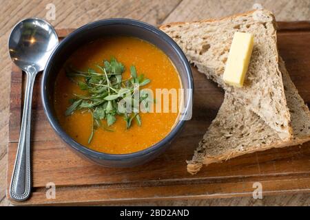 Butternut Squash Suppe im Strong Adolfos Cafe in Wadebridge, Nord Cornwall Stockfoto