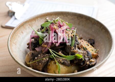 Zesty Pilze mit Dukkah am Tempel in Bude, in Bude, Nord Cornwall Stockfoto