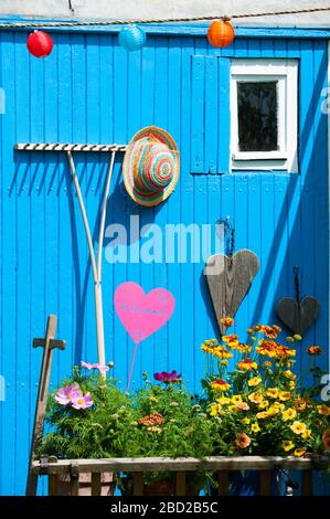 Alter Bautrailer in einem bunten Sommergarten Stockfoto