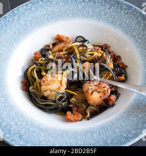 Tintenfisch-Linguine mit kornischen Jakobsmuscheln und Nduja pangrattato, zubereitet von Küchenchef Andy Appleton Stockfoto
