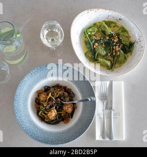 Wilder Knoblauch Agnolotti gefüllt mit fermentiertem Lauch und Ricotta, und Tintenfisch Linguine mit Cornish Jakobsmuscheln & Nduja pangrattato, gekocht von Andy Appleton Stockfoto