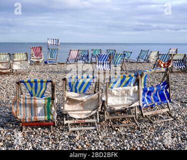 Liegestühle am Strand im Beer, East Devon Stockfoto