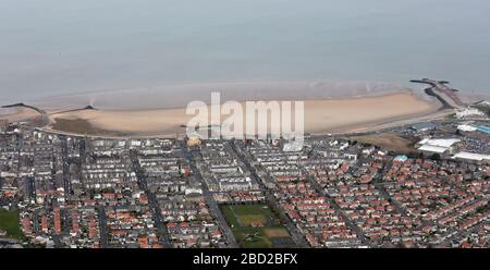 Luftansicht des Strandes und der Promenade an der Marine Road West, Morfecambe, Lancashire Stockfoto