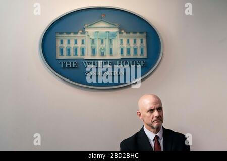 Dr. Stephen Hahn, EU-Kommissar für Lebensmittel- und Drogenverwaltung, während der täglichen COVID-19-Coronavirus-Briefing im Presse-Briefing-Raum des Weißen Hauses am 4. April 2020 in Washington, DC. Stockfoto