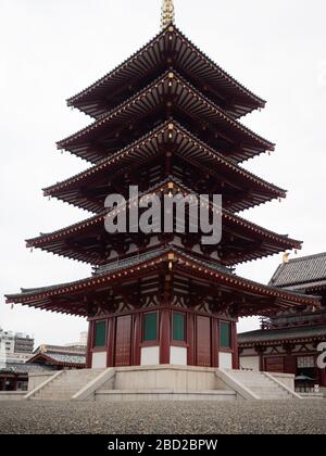 Hauptpagode und trockener Zen-Garten (kare-sansui) im buddhistischen Tempel Shitennō-ji, Osaka, Japan. Shitennō-ji ist Japans ältester offiziell verwalteter Buddha Stockfoto