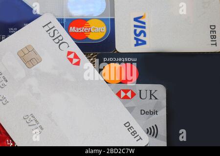 London, Großbritannien - 11. Juni 2019: Stapel von Kredit- und Debitbankkarten verschiedener Banken und Finanzdienstleistungen Visa und Mastercard. Stockfoto