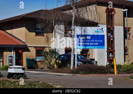 Ein autonomer Roboter, der eine Lieferung nach Kents Hill Care Home, Kents Hill, Milton Keynes, anstellt Stockfoto